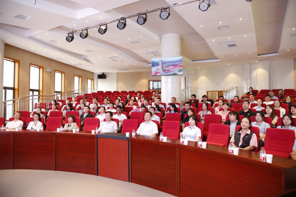 秦岭国家植物园组织党员干部职工收看纪念中国人民抗日战争暨世界反法西斯战争胜利80周年大会直播